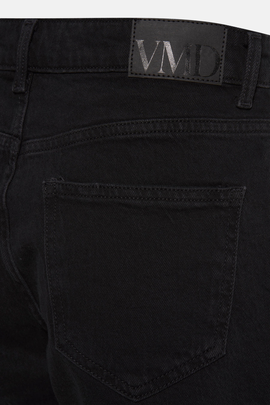 Short noir de VERO MODA, avec une poche arrière et un étiquette en cuir.