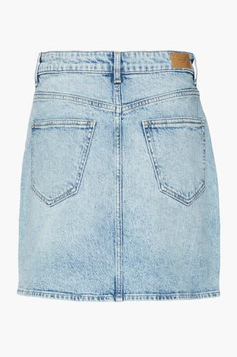 Jupe courte en denim bleu clair de VERO MODA avec deux poches arrière et un badge de marque sur la ceinture, vue arrière.