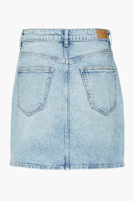 Lichtblauwe denim korte rok van VERO MODA met twee achterzakken en een merkembleem op de tailleband, achteraanzicht.