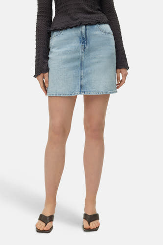 Jupe en jean bleu clair de VERO MODA®, dos avec poches et étiquette.