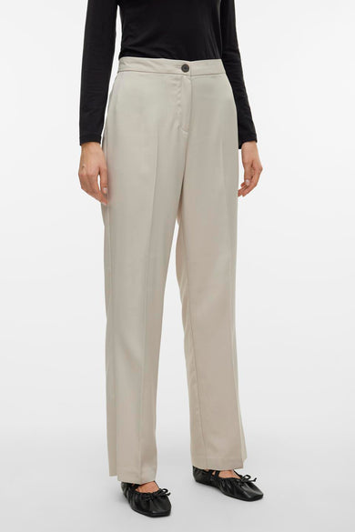 Beige broek van VERO MODA, gecombineerd met een zwart shirt en zwarte ballerina's.