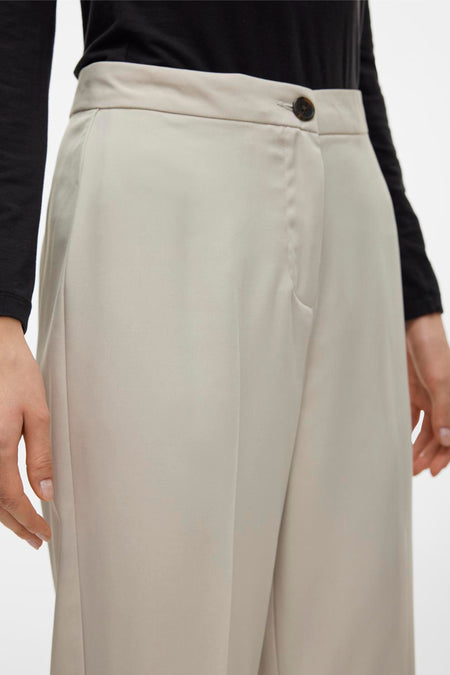 Beige broek van VERO MODA, met knoopsluiting en zakdetail.