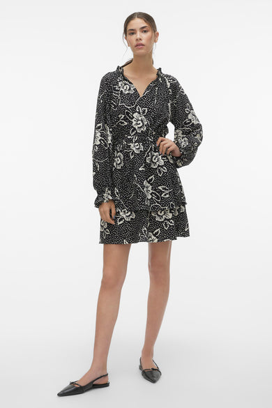 Zwarte korte jurk met lange mouwen van VERO MODA®, met bloemenprint en stippen.