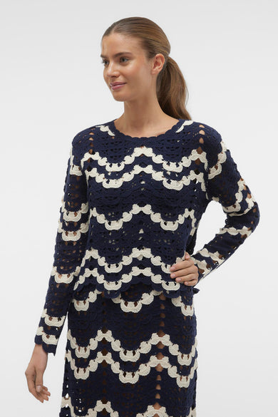 T-shirt bleu avec col rond de VERO MODA, avec un motif ondulé tricoté et des manches longues.