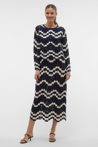 T-shirt bleu avec col rond de Vero Moda, avec un motif tricoté et des manches longues, associé à une jupe coordonnée.