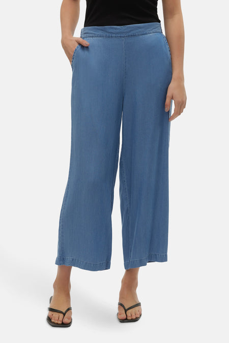 Jean bleu marine VERO MODA®, avec des jambes larges et une poche poitrine.