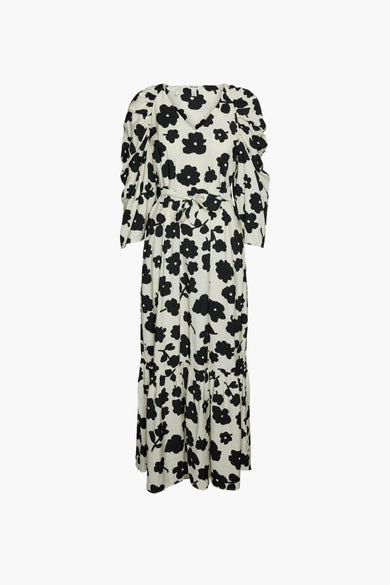 Robe noire à longues manches de VERO MODA, avec une impression de fleurs, un col en V et une ceinture élastiquée.