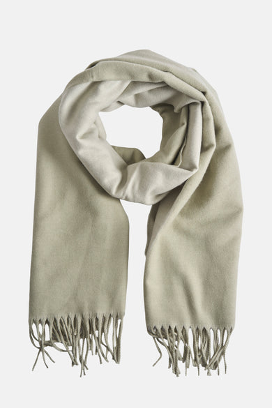 Lichtgrijze wollen sjaal met franjes.
