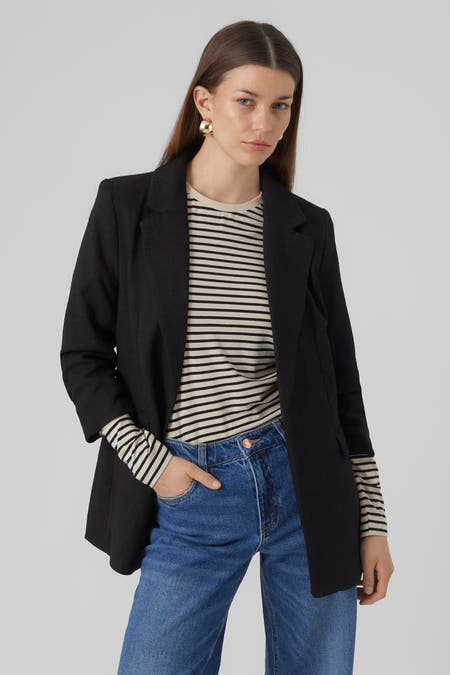 Zwarte blazer van VERO MODA, gedragen met een gestreepte top en blauwe jeans.