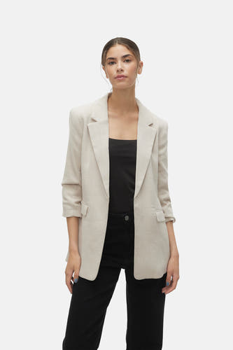 Blazer écru de VERO MODA, porté sur une chemise noire et un pantalon, avec des manches trois-quarts.