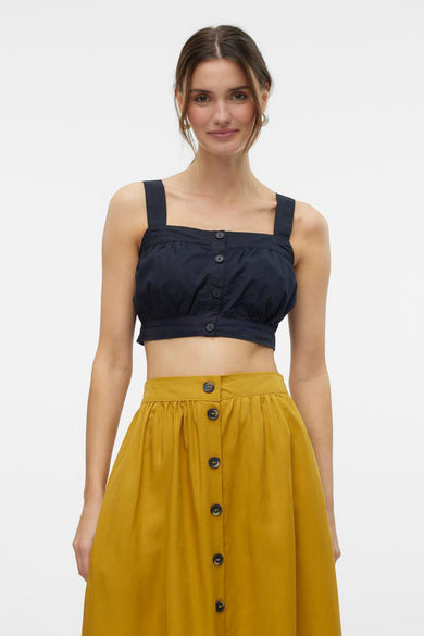 Zwarte blouse van VERO MODA® met knoopsluiting, gecombineerd met een okergele rok.