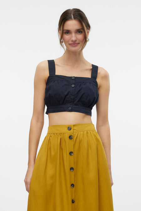 Blouse noire de VERO MODA, avec fermeture à boutons devant et larges bretelles.
