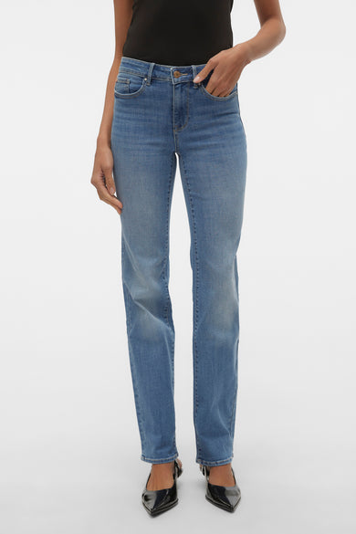 Rechte jeans van blauw denim van VERO MODA®, te zien aan een model met zwarte schoenen.