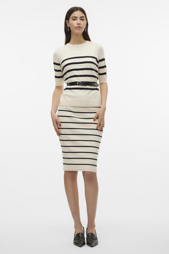 Ecru trui met ronde hals van VERO MODA®, gestreept, gedragen met een rok en zwarte schoenen.
