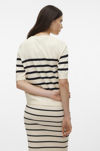 Ecru trui van VERO MODA, met marineblauwe horizontale strepen, gecombineerd met bijpassende kokerrok.
