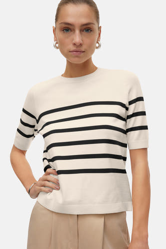 Ecru trui met ronde hals van VERO MODA, met zwarte horizontale strepen en gedragen met een zilveren armband.
