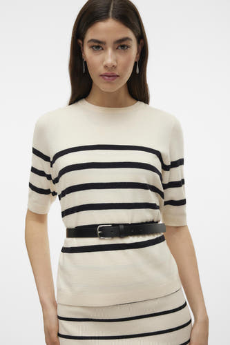 Ecrukleurige trui met ronde hals van Vero Moda, gestreept, met een zwarte riem.