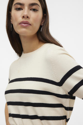 Ecru trui van VERO MODA met ronde hals en zwarte strepen.