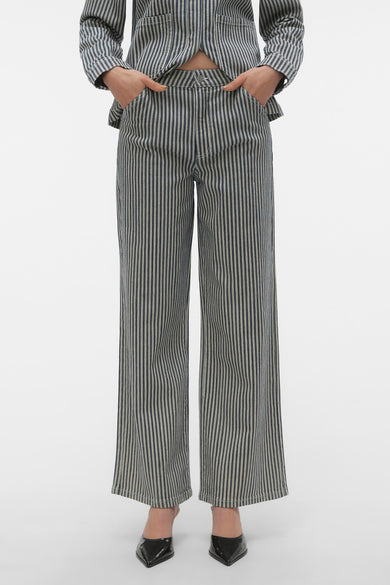 Jean coloré en denim de Vero Moda, avec un motif rayé bleu et blanc, porté avec des chaussures noires.