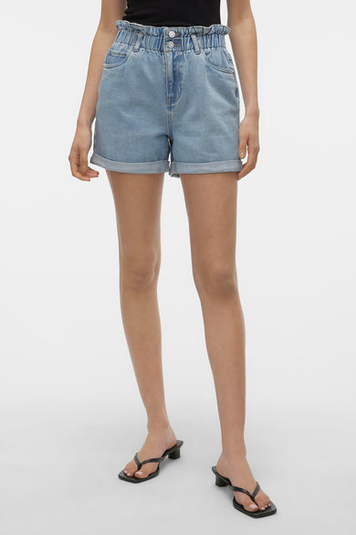 Lichtblauwe denim short van VERO MODA® met elastische paper bag taille, twee knopen en omgeslagen pijpen.