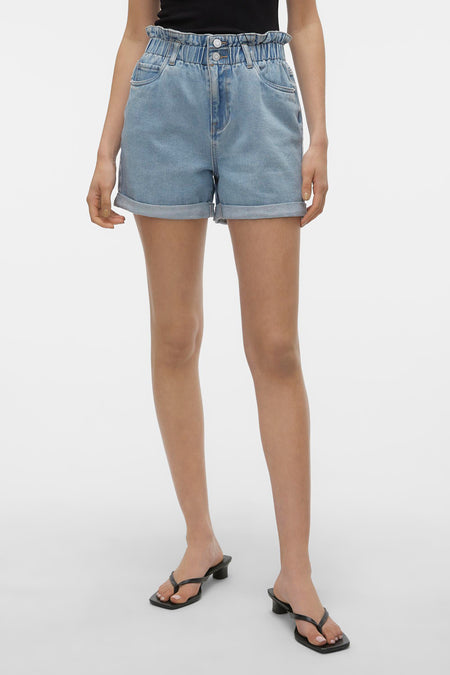 Lichtblauwe denim short van VERO MODA® met elastische paper bag taille, twee knopen en omgeslagen pijpen.