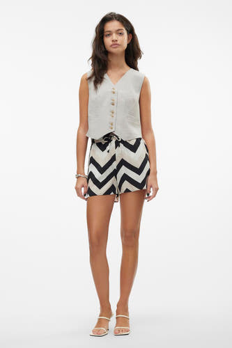 Zwarte short van VERO MODA, met zigzagpatroon en een strikceintuur.
