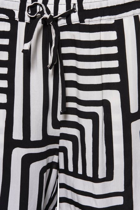 Short noir de VERO MODA® avec un motif graphique noir et blanc et une ceinture à cordon.