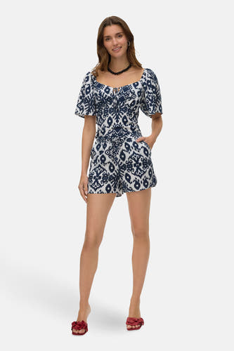 Short bleu de Vero Moda avec motif ikat, associé à une chaîne noire et des sandales fleuries.
