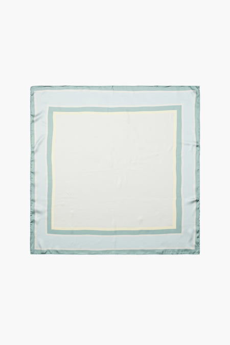 Blauwe zomersjaal van Vero Moda, met een subtiel gestreept randdessin.
