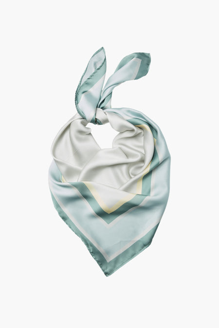 Blauwe zomersjaal van VERO MODA met een geometrisch streeppatroon en geknoopte details.
