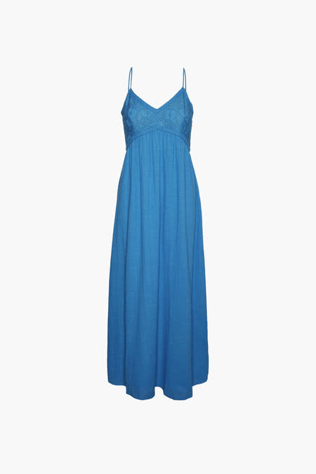 Robe bleue décontractée de VERO MODA avec des détails bordés en haut et des fines bretelles.