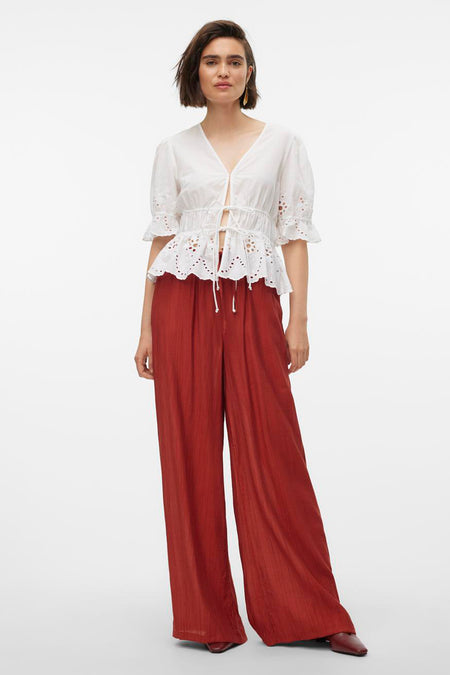 Bruine broek van VERO MODA, met wijde pijpen en een subtiele textuur.
