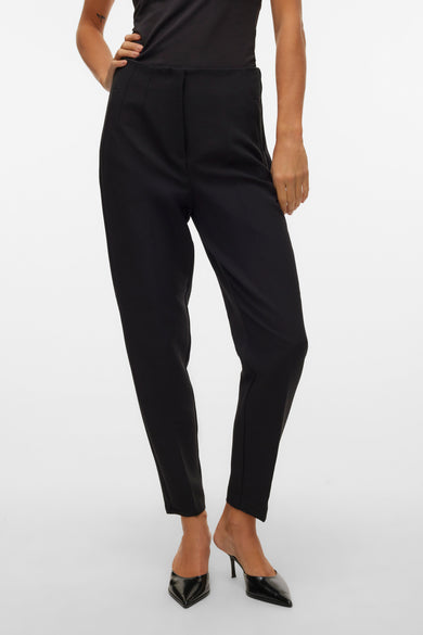 Pantalon noir de VERO MODA, avec une taille haute et des talons aiguilles.