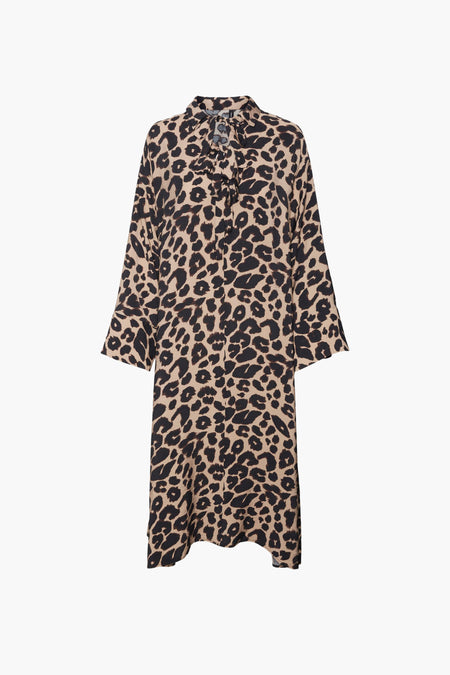 Beige lang kleedje van Vero Moda met zwarte luipaardprint en een kraag met strikdetail.
