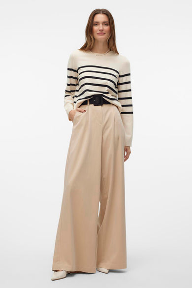 Ecru ronde hals trui van Vero Moda, met zwarte strepen en gecombineerd met wijde beige pantalon en zwarte riem.