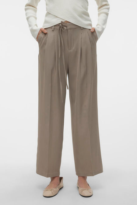 Beige broek van VERO MODA, met plooien, strikceintuur en beige ballerina's.
