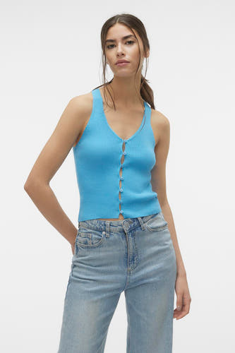 Blauwe trui van VERO MODA, met knoopsluiting, gecombineerd met een lichtblauwe jeans.
