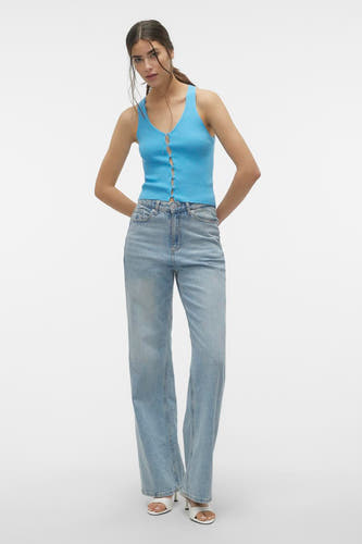 Blauwe trui van Pull, gedragen met jeans en witte hakken.
