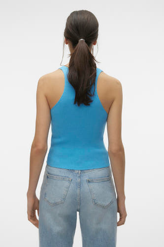 Blauwe trui van VERO MODA, met een racerback en ribgebreide textuur, gecombineerd met een lichtblauwe jeans.
