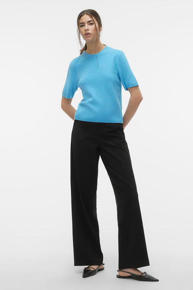 Blauwe trui met ronde hals van VERO MODA, gedragen met zwarte pantalon en slingback schoenen.