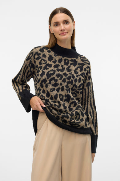 Pull noir à col rond de VERO MODA, imprimé zèbre et beige, pantalon large.
