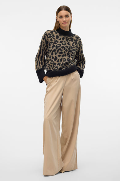 Zwarte trui met ronde hals van VERO MODA®, met luipaardprint en beige, wijde pantalon.