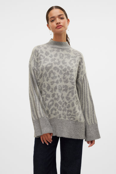Sweat-shirt gris avec col rond de VERO MODA, imprimé zèbre et rayures verticales sur les manches.