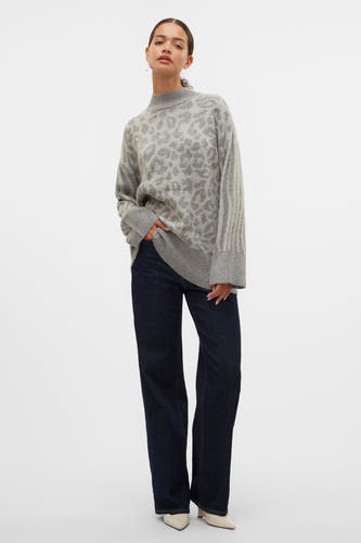 Grijze trui met ronde hals van VERO MODA, met luipaardprint en verticale strepen op de mouwen.