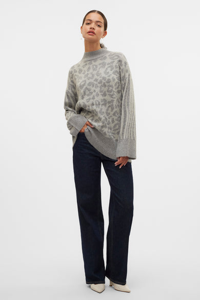 Grijze trui met ronde hals van VERO MODA, met luipaardprint en verticale strepen op de mouwen.