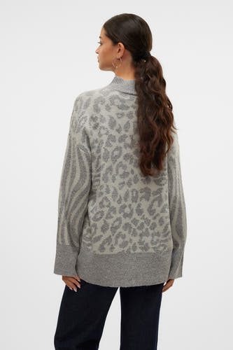 Sweat-shirt gris avec col rond de Vero Moda, imprimé zèbre sur le dos et imprimé zèbre sur les manches.