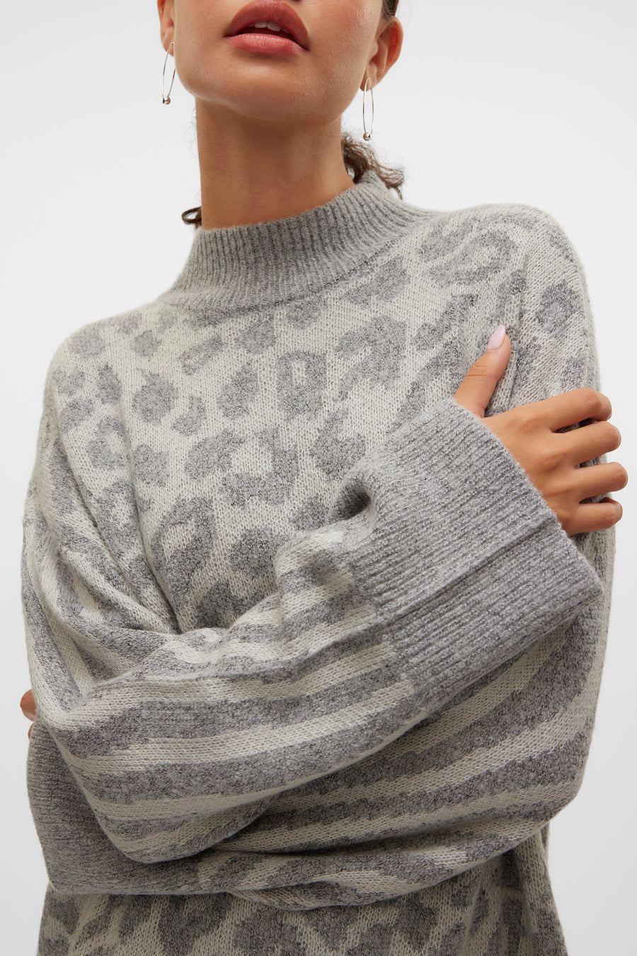 Sweat-shirt gris avec col rond de VERO MODA, imprimé léopard sur la partie supérieure et rayé sur la partie inférieure.