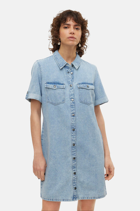 Lichtblauwe denim jurk met korte mouwen van VERO MODA, met knoopsluiting en borstzakken.