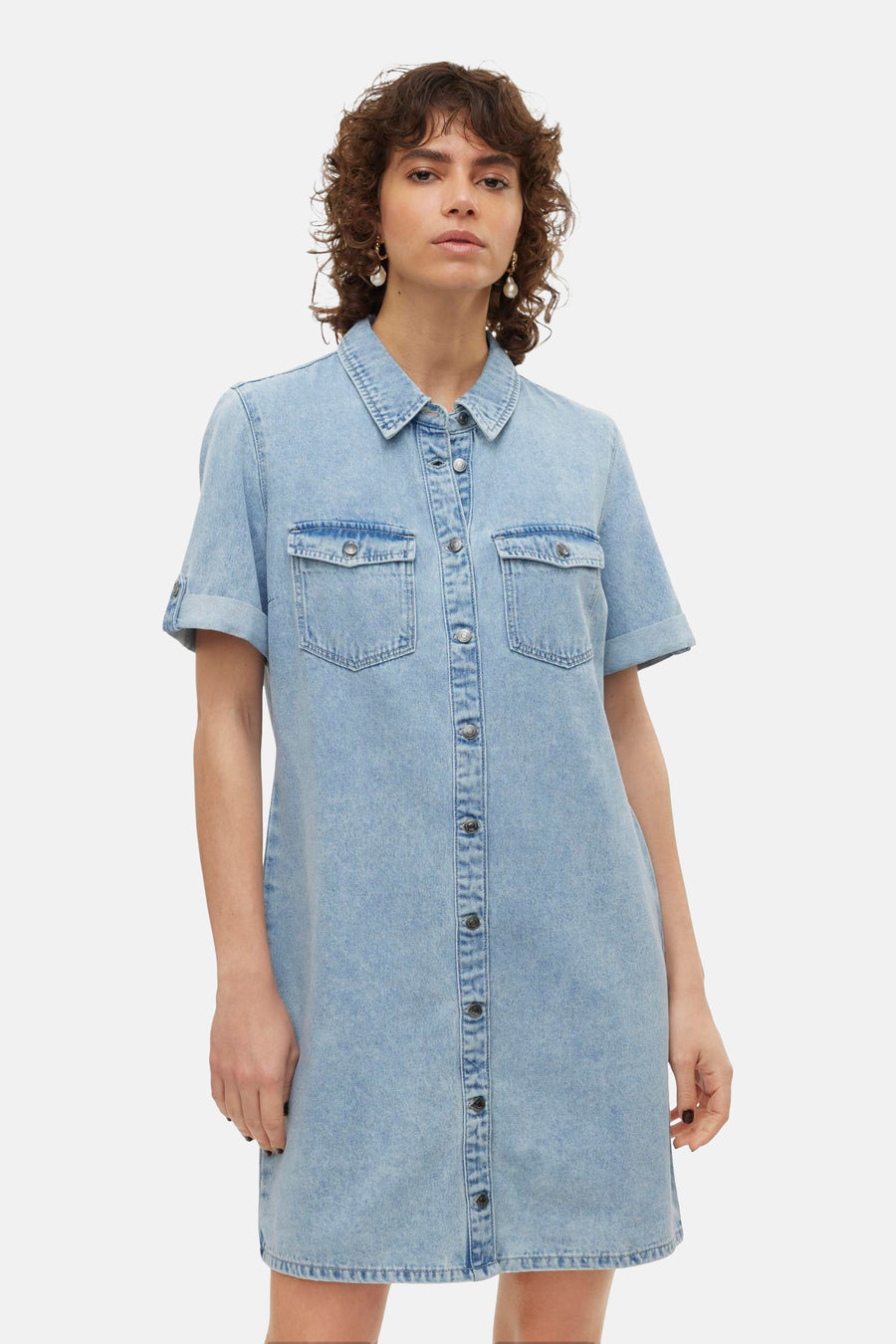 Lichtblauwe denim jurk met korte mouwen van VERO MODA, met knoopsluiting en borstzakken.