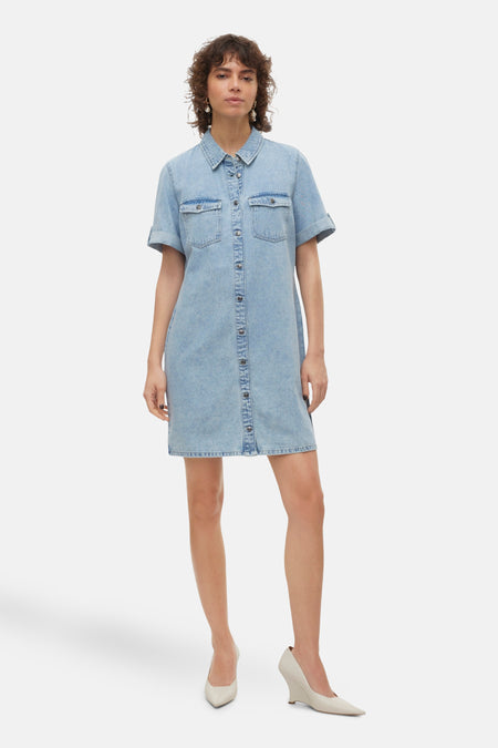 Denim kleedje met korte mouwen van VERO MODA®, met knoopsluiting en opgestikte zakken.